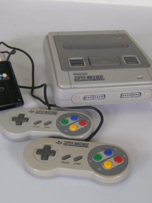Nintendo Super Nintendo Entertainment System (SNES) met 2 controllers en 6 spellen (zonder AV-kabel)