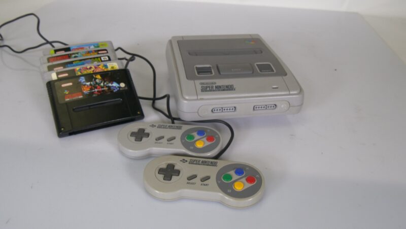 Nintendo Super Nintendo Entertainment System (SNES) met 2 controllers en 6 spellen (zonder AV-kabel)