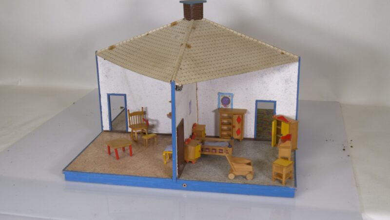 Vintage poppenhuis met houten meubeltjes (jaren ’60/’70)