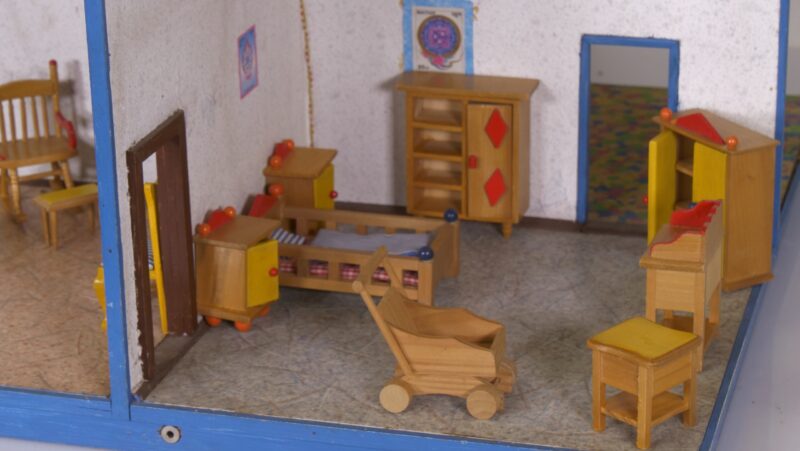Vintage poppenhuis met houten meubeltjes (jaren ’60/’70) - Afbeelding 2