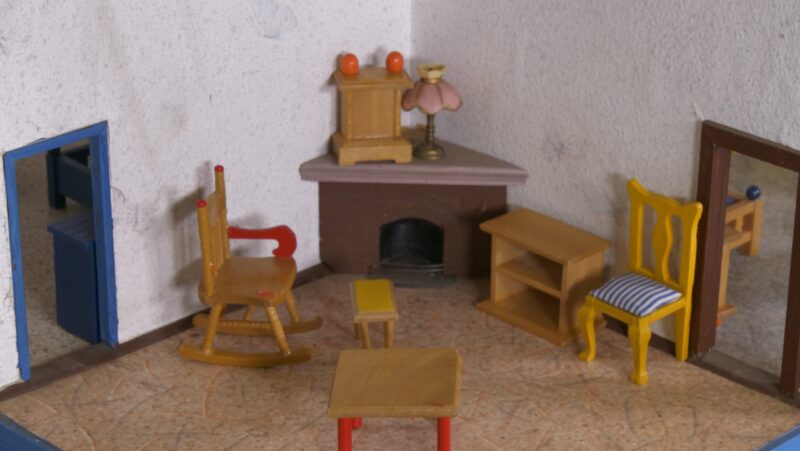 Vintage poppenhuis met houten meubeltjes (jaren ’60/’70) - Afbeelding 3