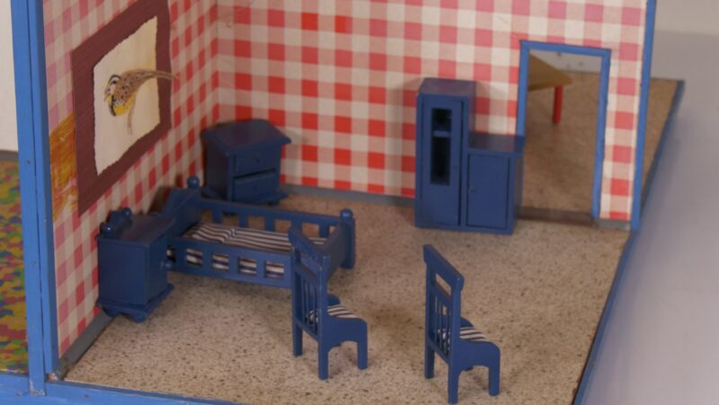 Vintage poppenhuis met houten meubeltjes (jaren ’60/’70) - Afbeelding 4