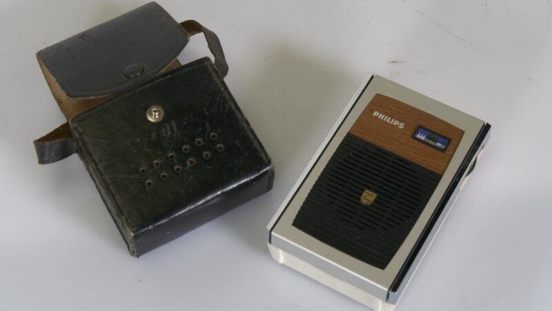 Philips AM Transistorradio met leren draaghoes (niet werkend, jaren ’60/’70)
