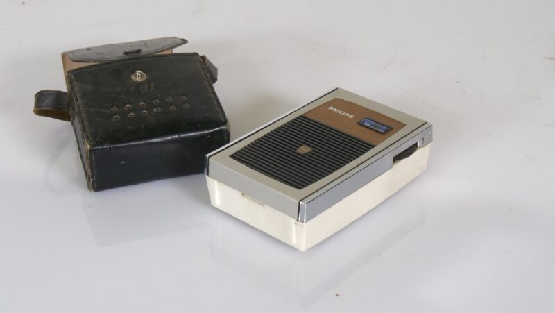 Philips AM Transistorradio met leren draaghoes (niet werkend, jaren ’60/’70) - Afbeelding 3