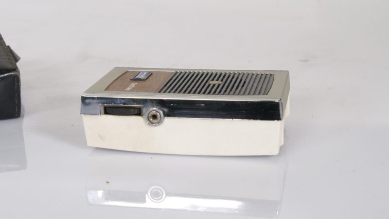 Philips AM Transistorradio met leren draaghoes (niet werkend, jaren ’60/’70) - Afbeelding 4