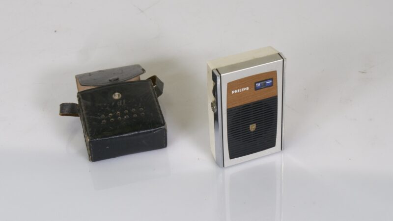 Philips AM Transistorradio met leren draaghoes (niet werkend, jaren ’60/’70) - Afbeelding 5
