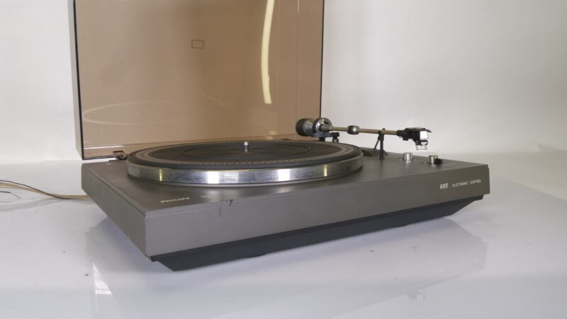 Philips 685 Electronic Control Platenspeler met Stofkap – Werkend  Productspecificaties: - Afbeelding 2