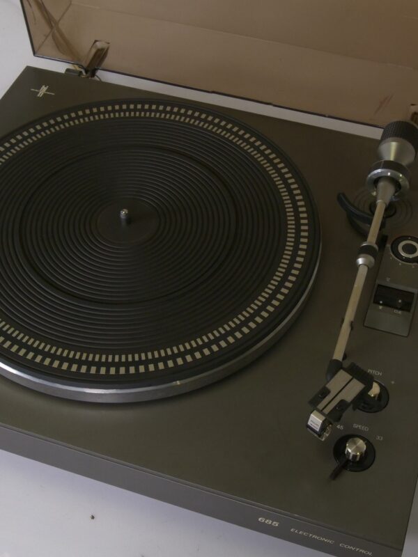 Philips 685 Electronic Control Platenspeler met Stofkap – Werkend  Productspecificaties: