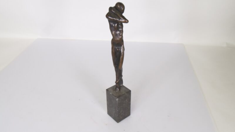 Bronzen sculptuur van abstract naaktfiguur op marmeren sokkel - Afbeelding 2