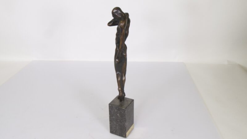Bronzen sculptuur van abstract naaktfiguur op marmeren sokkel - Afbeelding 3