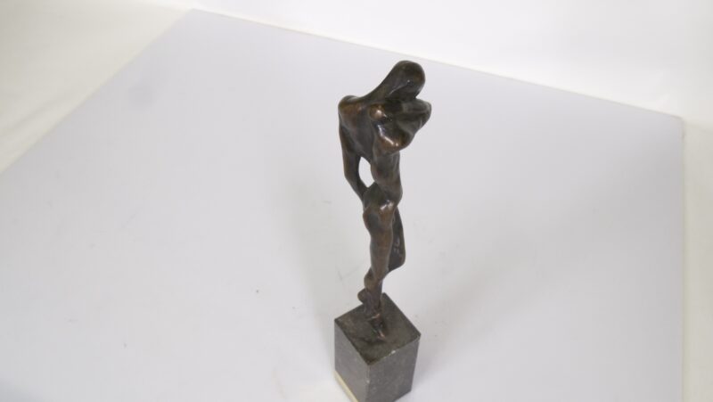 Bronzen sculptuur van abstract naaktfiguur op marmeren sokkel - Afbeelding 4