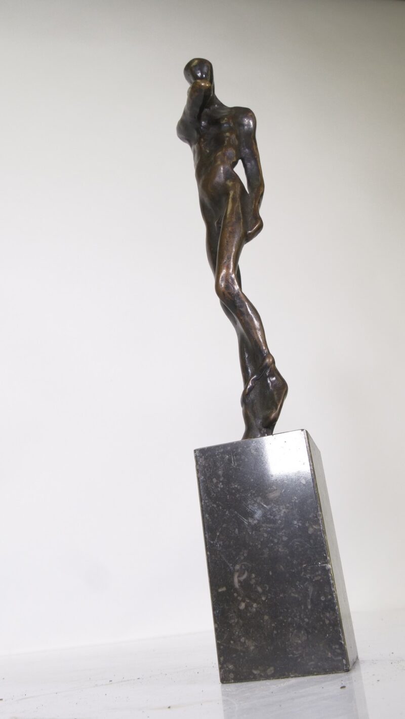 Bronzen sculptuur van abstract naaktfiguur op marmeren sokkel