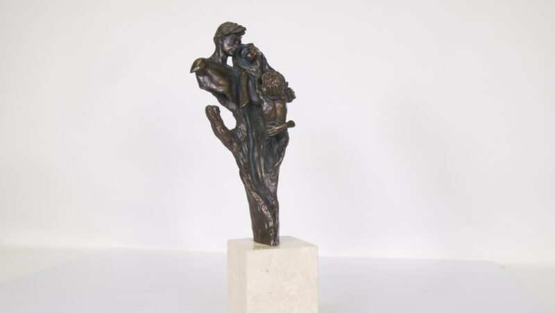 Bronzen beeld “Familie” op marmeren sokkel – Santini, Italië