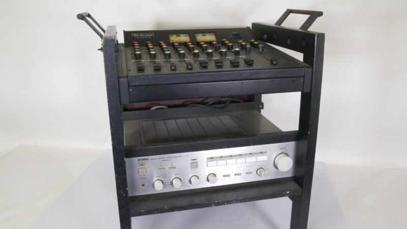 Jim Carson MC-120 mixer met Yamaha A-500 versterker in rack - Afbeelding 2