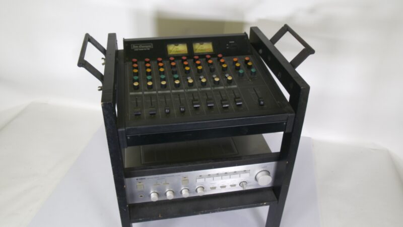 Jim Carson MC-120 mixer met Yamaha A-500 versterker in rack - Afbeelding 3