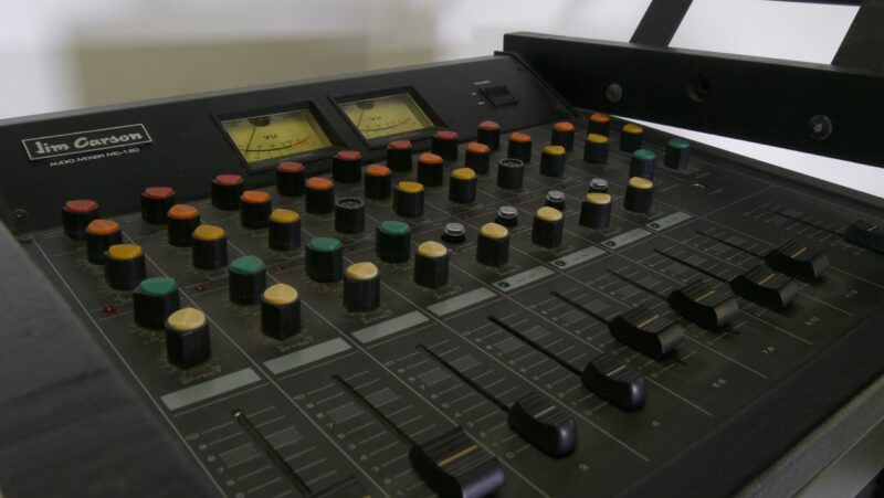 Jim Carson MC-120 mixer met Yamaha A-500 versterker in rack - Afbeelding 4