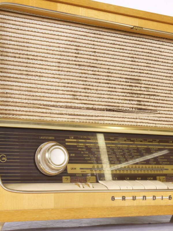 Grundig 2066 buizenradio jaren 50 – werkend, afstemming nakijken