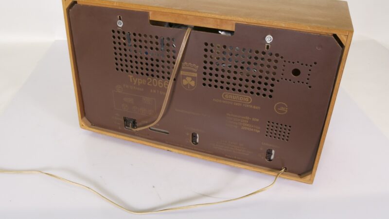 Grundig 2066 buizenradio jaren 50 – werkend, afstemming nakijken - Afbeelding 2