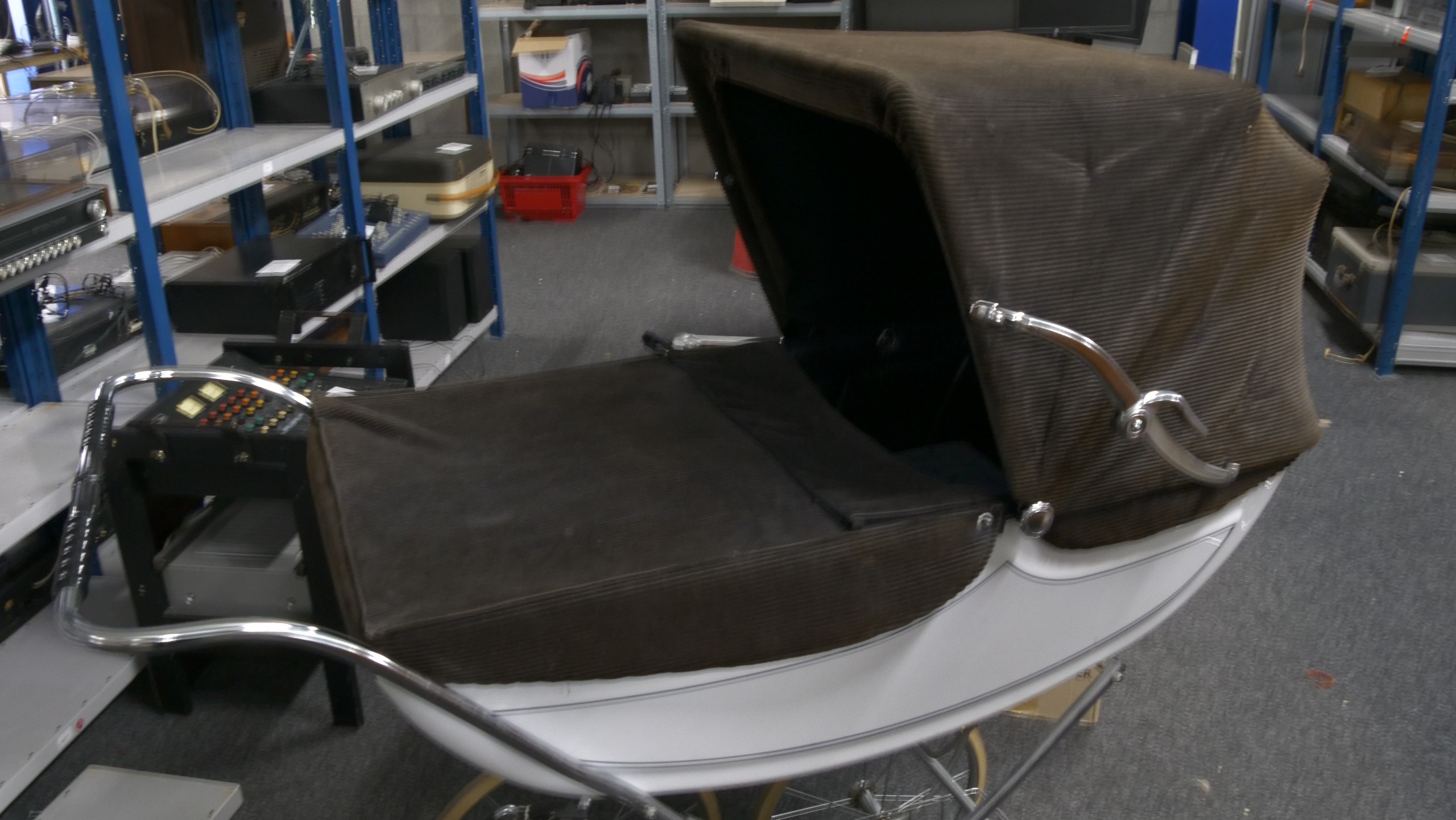 Vintage Kinderwagen – Klassieke Retro Pram - Afbeelding 2