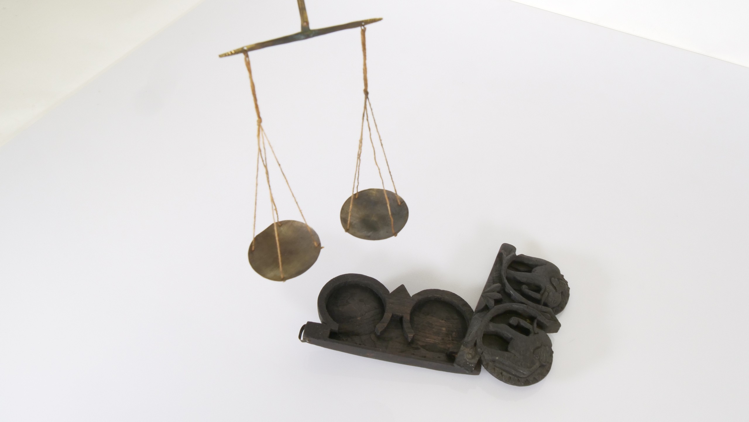 Antieke Indische handweegschaal met olifantendoosje - Afbeelding 3