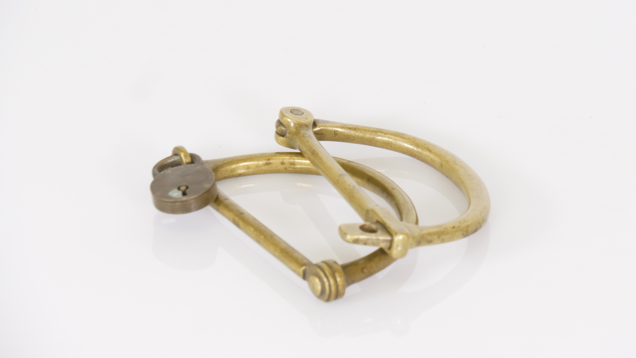 Antieke messing handboeien / Darby-style shackle