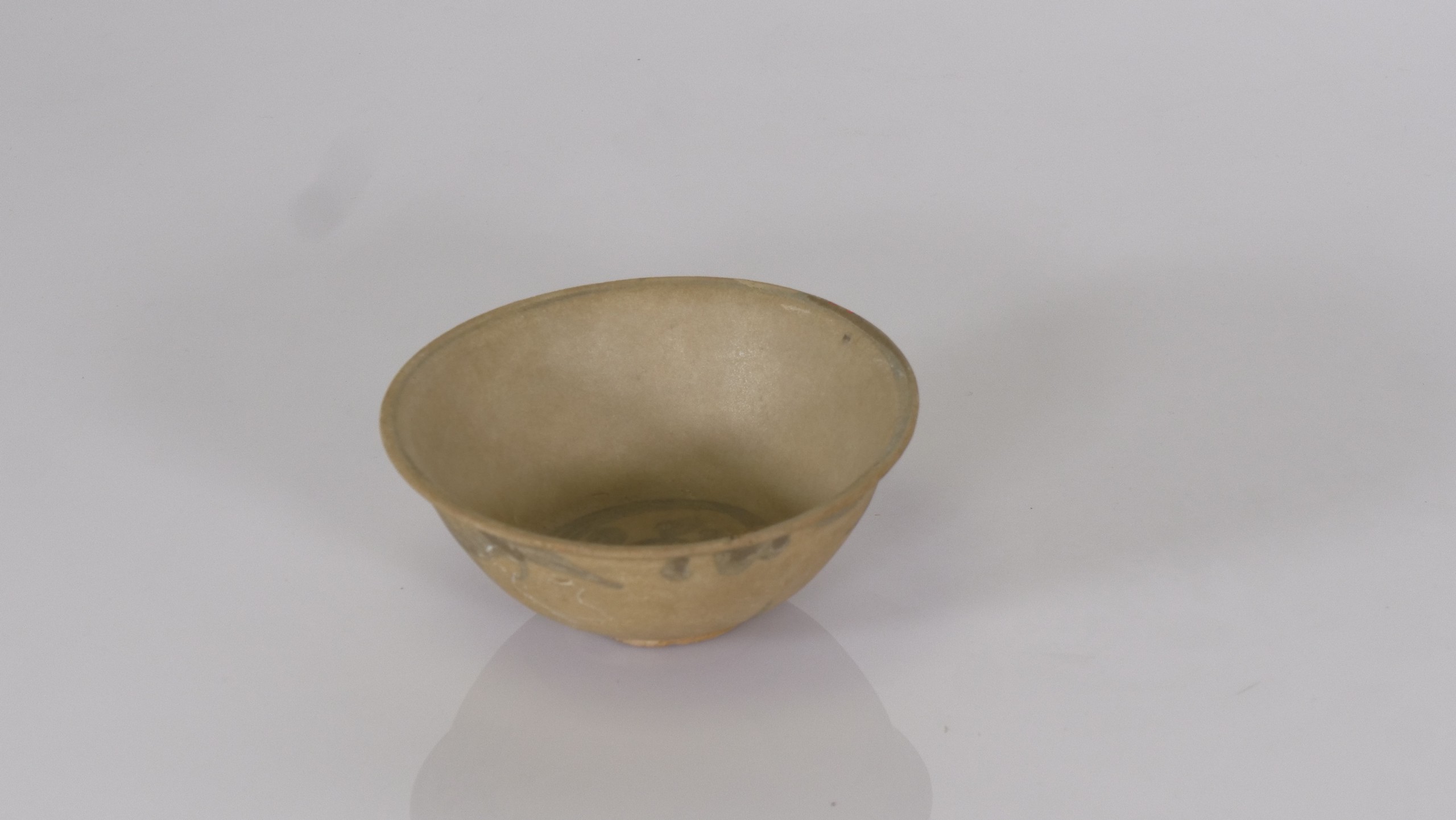 Antiek Aziatisch steengoed kommetje met grijs motief