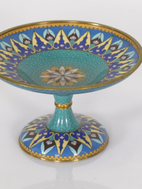 Kleurrijke cloisonné schaal op voet, lotusmotief