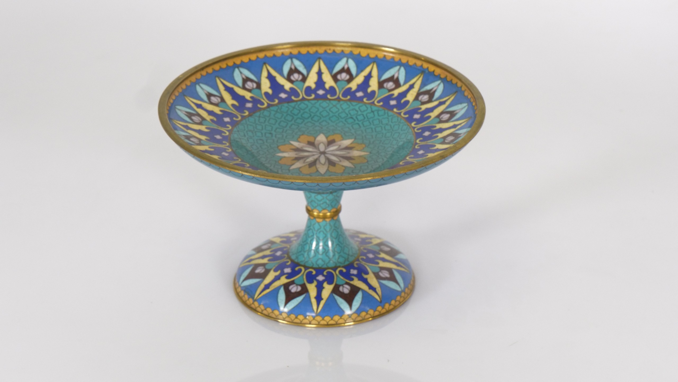 Kleurrijke cloisonné schaal op voet, lotusmotief
