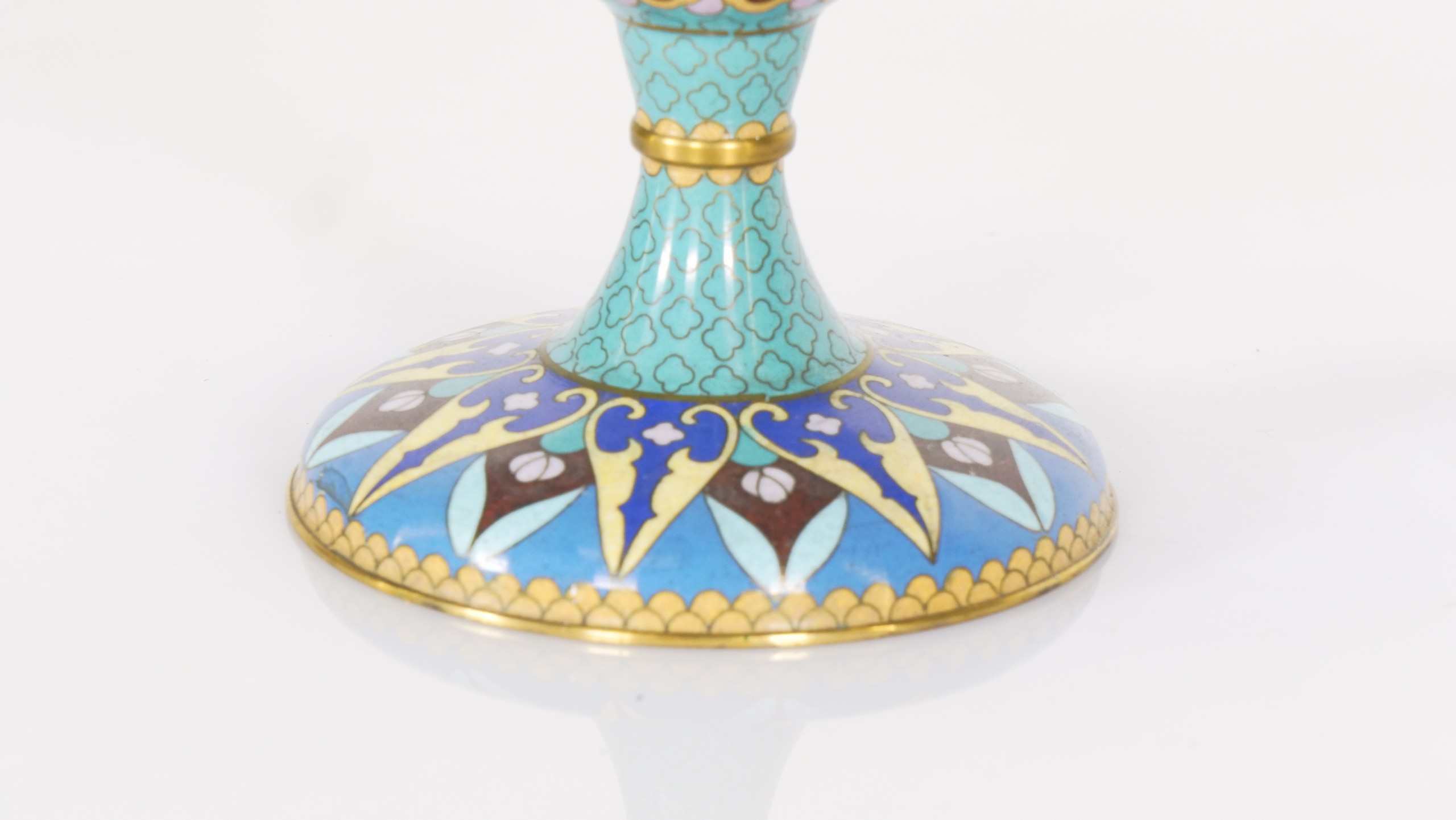 Kleurrijke cloisonné schaal op voet, lotusmotief - Afbeelding 2