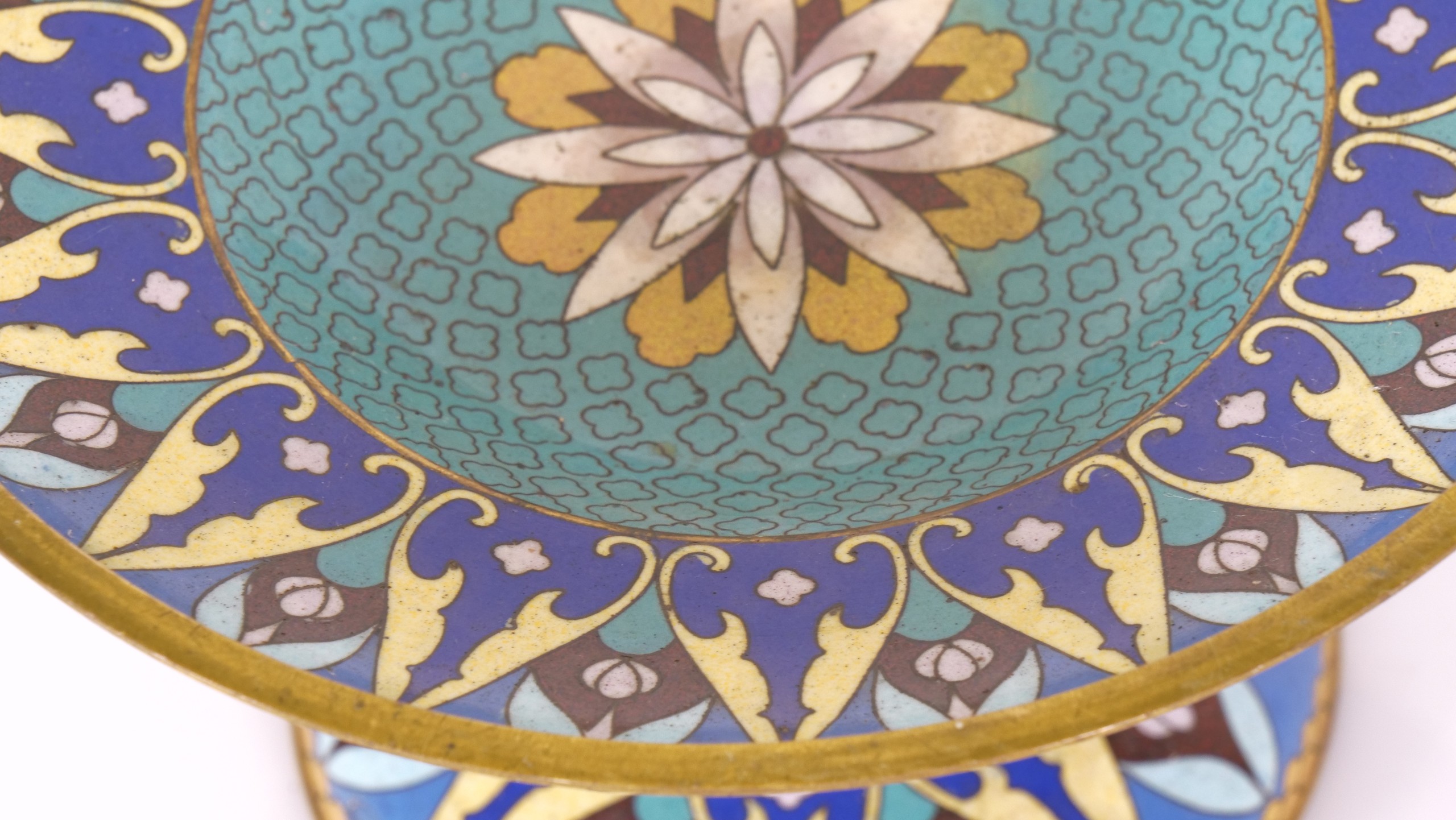 Kleurrijke cloisonné schaal op voet, lotusmotief - Afbeelding 3